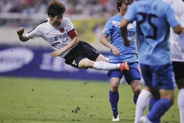 لاعب خط الوسط الكوري الجنوبي السابق بارك جي سونغ (رويترز)