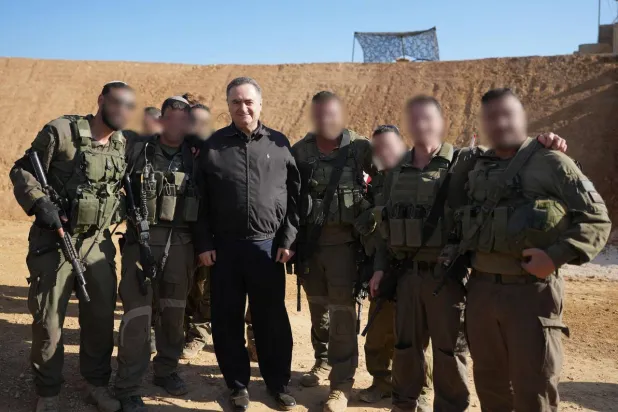 ​وزير الدفاع الإسرائيلي يسرائيل كاتس خلال زيارة لجنود الجيش الإسرائيلي في «المنطقة الأمنية بسوريا» (قناة كاتس في تلغرام)