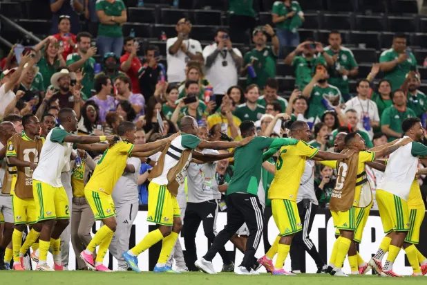 لاعبو وجماهير جنوب أفريقيا وفرحة تخطي كوريا الجنوبية والتأهل لدور الـ32 (أ.ف.ب)