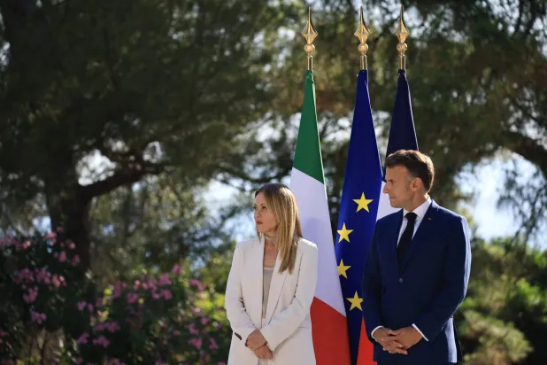 الرئيس الفرنسي إيمانويل ماكرون ورئيسة الوزراء الإيطالية جورجيا ميلوني أثناء مراسم توقيع اتفاقية خلال قمة فرنسية - إيطالية في أنتيب جنوب فرنسا يوم 25 يونيو 2026 (إ.ب.أ)