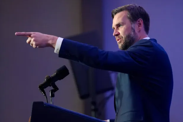 Vance, İsviçre'de İran'la müzakerelerin sona ermesinin ardından Washington'a dönmeden önce medyaya konuşurken, (Reuters)