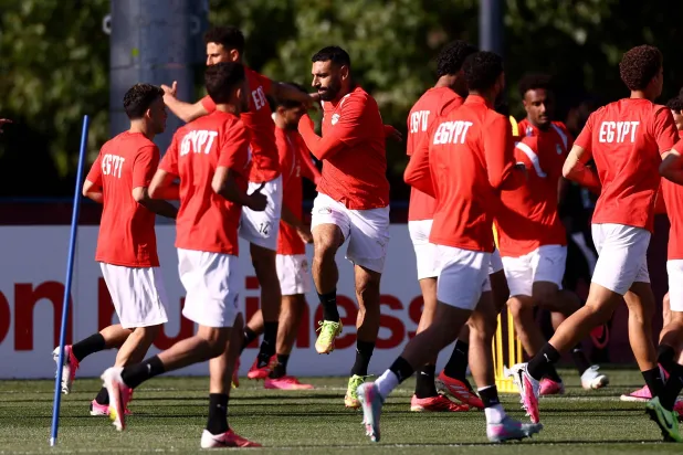 صلاح نجم مصر يتوسط زملائه في التدريب الاخير قبل ملاقاة إيران (رويترز)