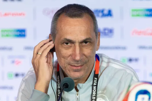 اليوناني دونيس مدرب المنتخب السعودي (المنتخب السعودي)