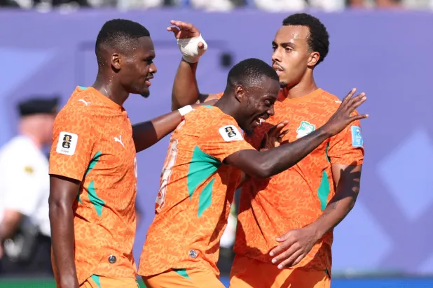 نيكولا بيبي يحتفل مع زميليه أنج يوان بوني وغويلا دوي بعد تسجيل الهدف الثاني لكوت ديفوار (أ.ف.ب)
