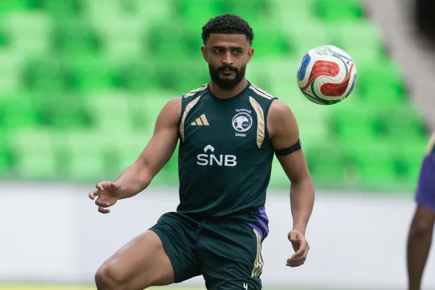 عبد الإله العمري مدافع المنتخب السعودي (المنتخب السعودي)