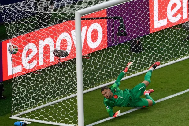 حارس مرمى المنتخب الهولندي بارت فيربروغين (أ.ب)