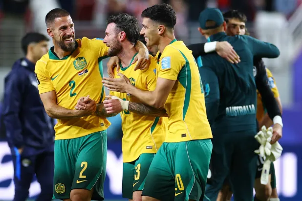 يحتفل لاعبو منتخب أستراليا بعد التأهل (رويترز)