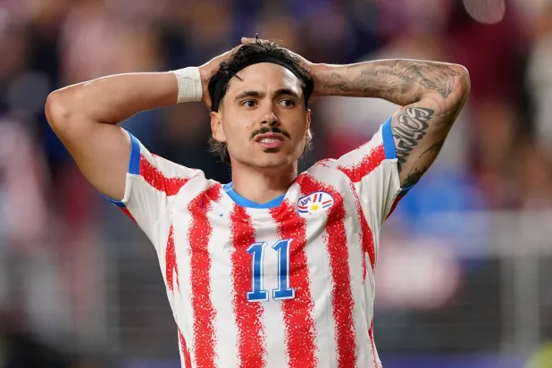  اللاعب ماوريسيو من منتخب باراغواي يتحسر على إحدى الكرات (رويترز) 
