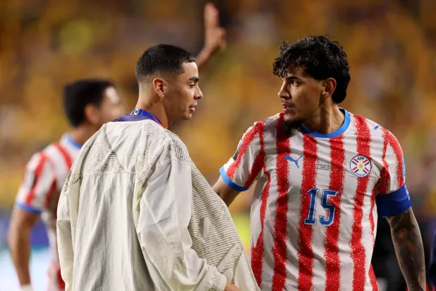جوستافو غوميز مدافع منتخب باراغواي «يمين» (أ.ف.ب)