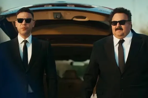 محمد إمام وشيكو في أحد مشاهد فيلم «صقر وكناريا» (الشركة المنتجة)