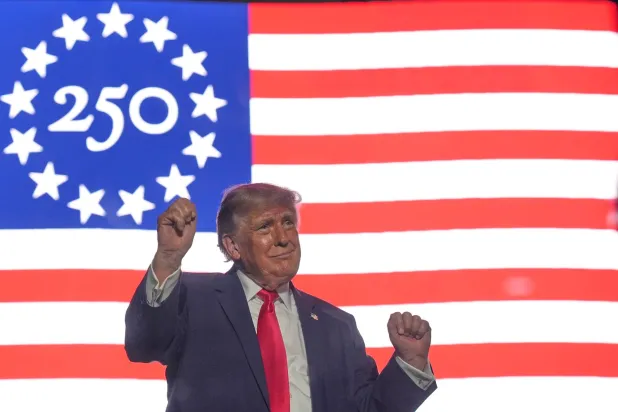 ترمب يفتتح فعاليات الاحتفالات بعيد أميركا الـ250 في المتنزه الوطني بواشنطن في 25 يونيو 2026 (أ.ب)