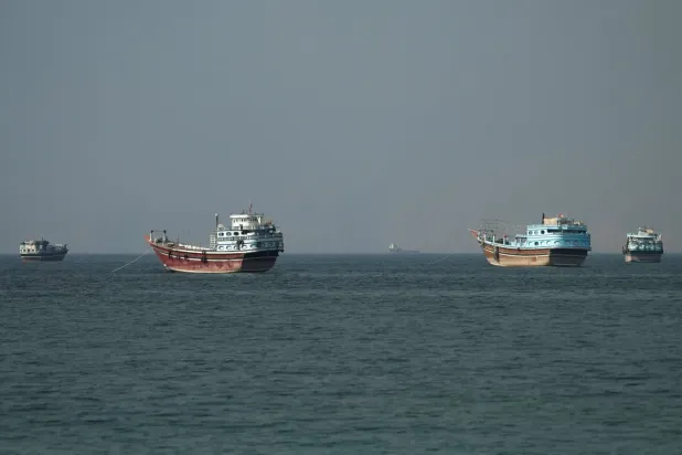 Umman kıyılarından görülen Hürmüz Boğazı'ndaki gemiler. (Reuters)