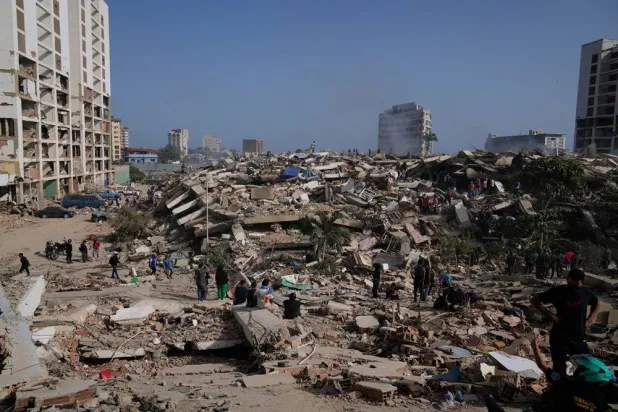  People search through the rubble two days after an earthquake struck La Guaira, Venezuela, Friday, June 26, 2026. (AP) 