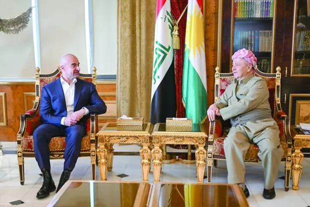 رئيس «الديمقراطي الكردستاني» مسعود بارزاني مستقبِلاً رئيس «الاتحاد الوطني» بافل طالباني (أرشيفية-روداو)
