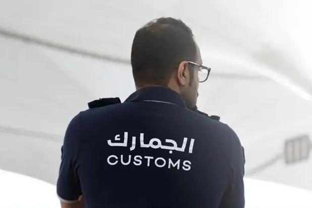 يجوز لموظف الجمارك المختص إيقاف وتفتيش أي شخص أو مركبة داخل النطاق الجمركي (واس)
