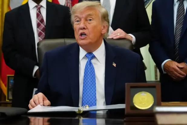 ABD Başkanı Donald Trump, Beyaz Saray'ın Oval Ofisinde (AP)