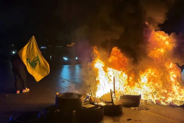 Hizbullah destekçileri, Beyrut'un güney banliyölerinde havaalanına giden eski yolu trafiğe kapattı (AFP)