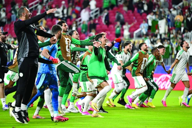 
المنتخب الجزائري يتطلع لحسم بطاقة التأهل بعد فرحة الفوز على الأردن في الجولة الثانية (أ.ب)