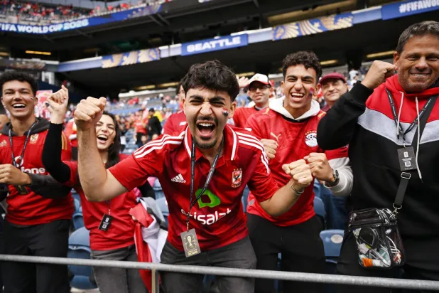 مشجع مصري يعبر عن فرحته بالتأهل قبل انطلاق مباراة منتخب بلاده أمام إيران (رويترز)