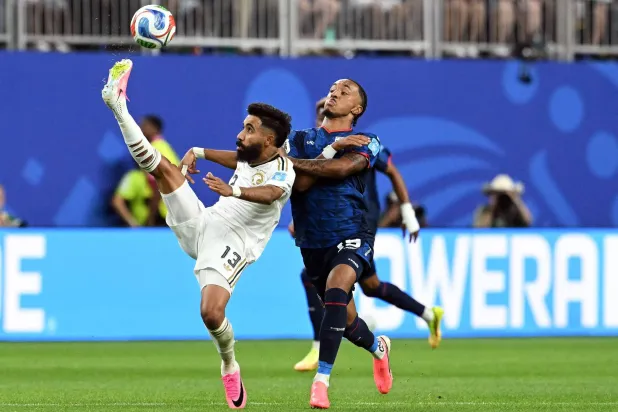 نواف بوشل لاعب المنتخب السعودي في صراع على الكرة (أ.ف.ب)