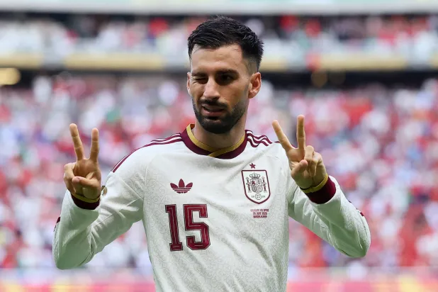 يحتفل لاعب منتخب إسبانيا بوينا بهدفه في شباك أوروغواي (رويترز)