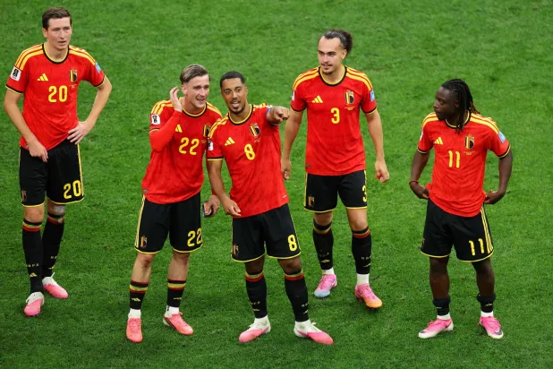 لاعبو المنتخب البلجيكي يحتفلون بفوز فريقهم بنتيجة 5 - 1 (أ.ف.ب)