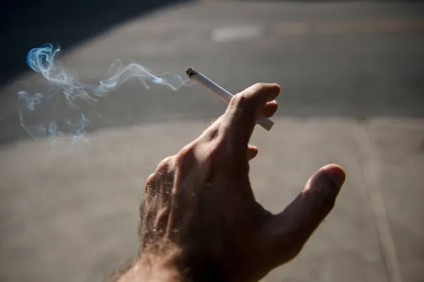 أظهرت البيانات أن التحول إلى منتجات النيكوتين البديلة ينطوي على زيادة ثابتة بنسبة 7 في المائة في خطر الإصابة بأمراض العيون الخطيرة (أ.ف.ب)