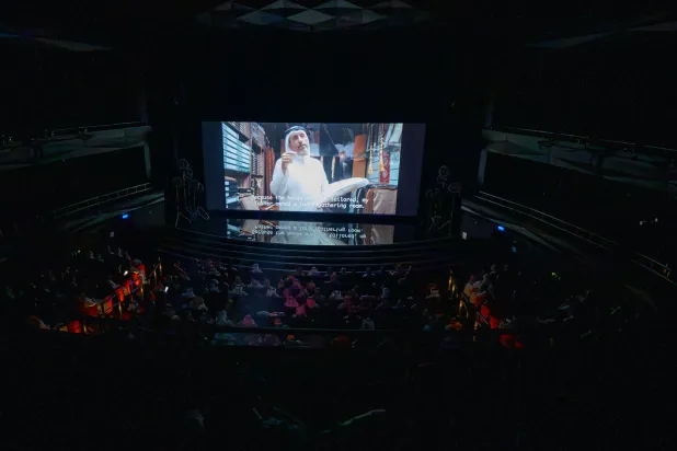 فيلم الافتتاح (ملك الأكتاف) في الحفل الذي شهده حضور كبير من السينمائيين السعوديين (المهرجان)