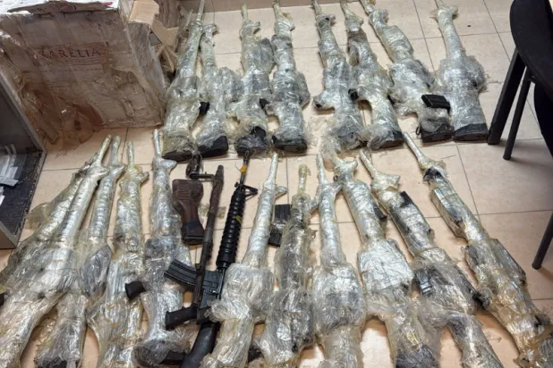 صورة نشرتها الشرطة الإسرائيلية سابقاً لأسلحة مُهرَّبة ضُبطت
