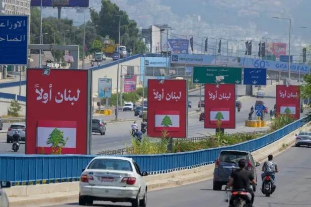 Lübnan’da havaalanına giden güney yönündeki yolda, son günlerde asılı olan “İran’a teşekkürler” sloganının yerine “Önce Lübnan” sloganı asıldı (Şarku’l Avsat)