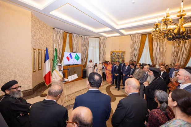 السفير السعودي في باريس فهد الرويلي يلقي كلمة في دار السفارة بمناسبة انتهاء مهمته (الشرق الأوسط)