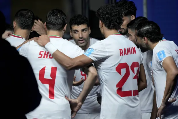 منتخب إيران ترك رسالة شكر عقب مواجهة مصر (إ.ب.أ)