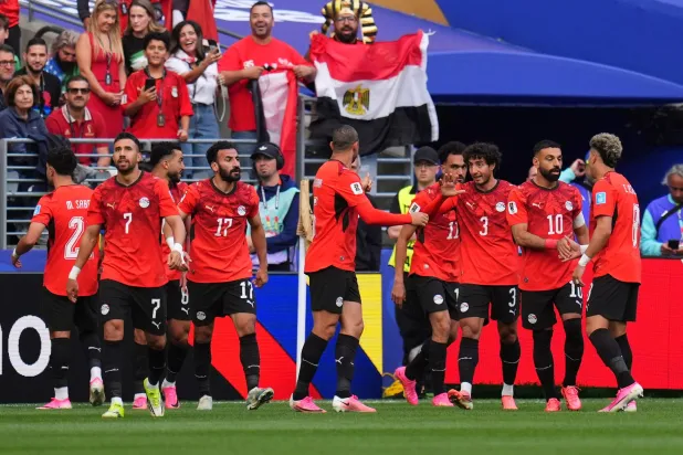 فرحة لاعبي وجماهير مصر بهز شباك إيران وتأهلهم للدور الثاني (أ.ب)
