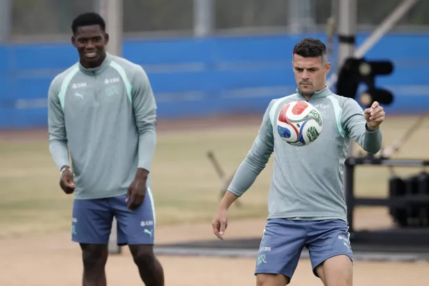 شاكا خلال تدريباته مع منتخب سويسرا في المونديال (إ.ب.أ)