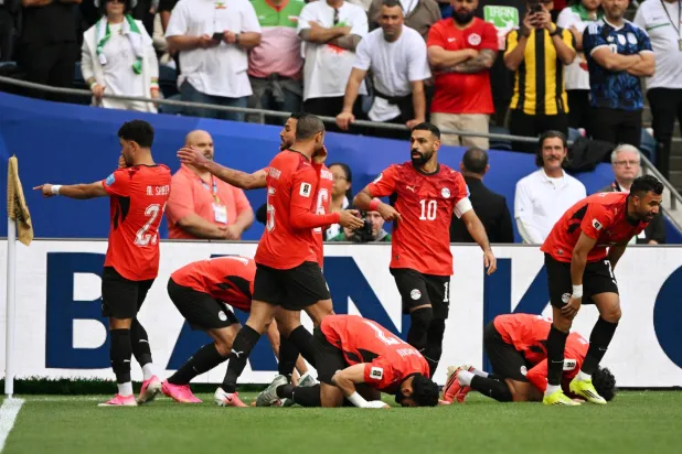 لاعبو مصر يحتفلون بهدفهم أمام إيران (رويترز)