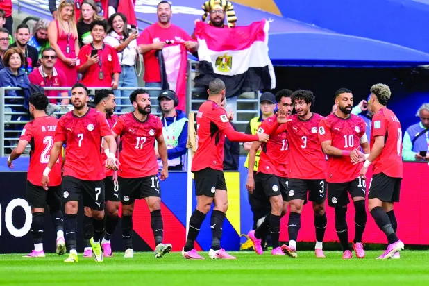 
فرحة لاعبي وجماهير مصر بهز شباك إيران والتأهل للدور الثاني (أ.ب)