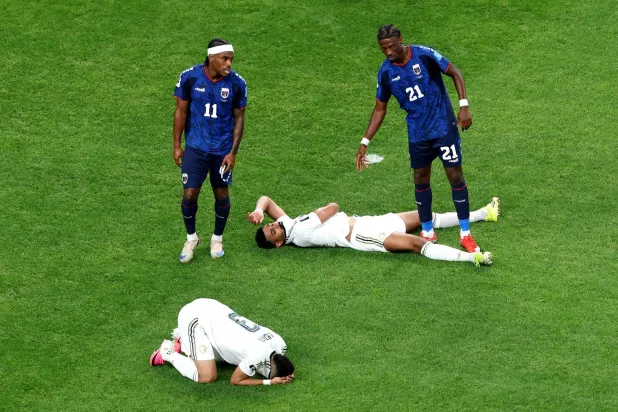 الحسرة بادية على لاعبي المنتخب السعودي (أ.ف.ب)