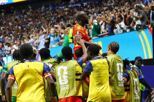لاعب الكونغو يوان ويسا يحتفل بتسجيل الهدف الثالث مع زملائه (رويترز)