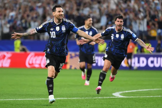 ليونيل ميسي أصبح أول لاعب في تاريخ كأس العالم يسجل في 7 مباريات متتالية شارك بها (أ.ف.ب) 