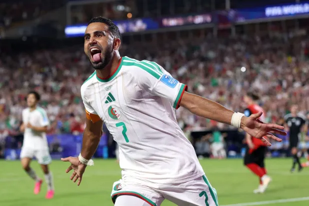 محرز وضع بصمته وأسهم في تأهل منتخب بلاده لدور الـ32 (أ.ف.ب)