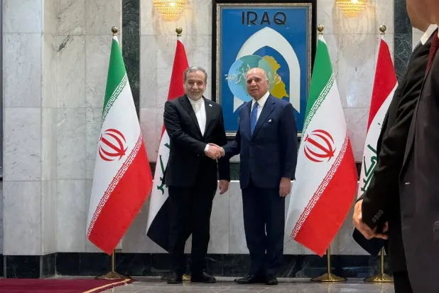 وزير الخارجية العراقي فؤاد حسين يستقبل نظيره الإيراني عباس عراقجي بعد وصوله إلى بغداد (واع)