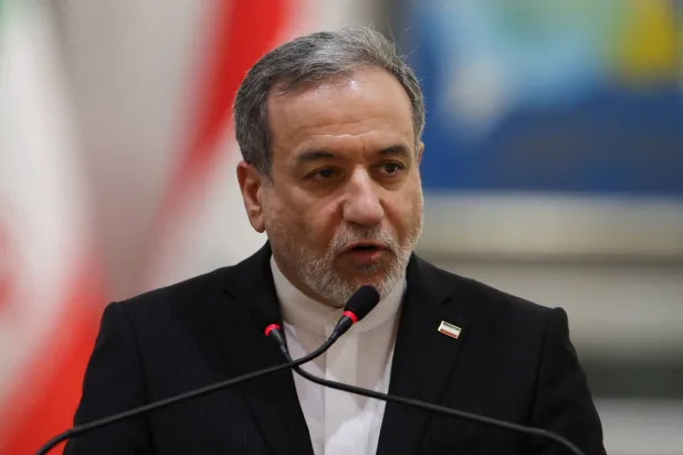 وزير الخارجية الإيراني عباس عراقجي يحضر مؤتمراً صحافياً إلى جانب وزير الخارجية العراقي فؤاد حسين في بغداد (رويترز)