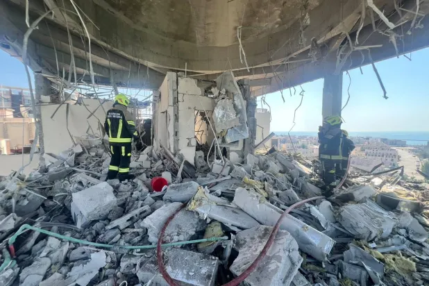 صورة نشرتها وزارة الداخلية البحرينية لشقة متضررة في مبنى سكني بمحافظة المحرق جرَّاء الهجوم الإيراني (إكس)