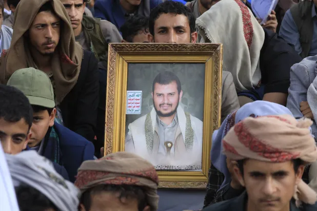عناصر حوثيون يرفعون صورة زعيمهم خلال حشد في صنعاء (إ.ب.أ)