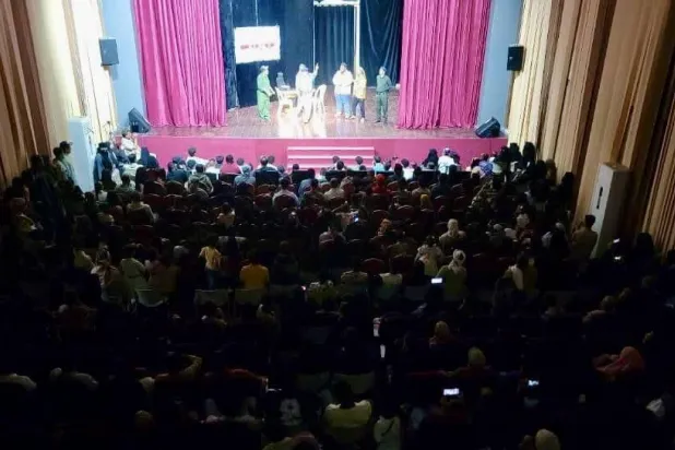 حضور جماهيري خلال أول أيام العرض على «مسرح رائد طه» في عدن (إعلام محلي)