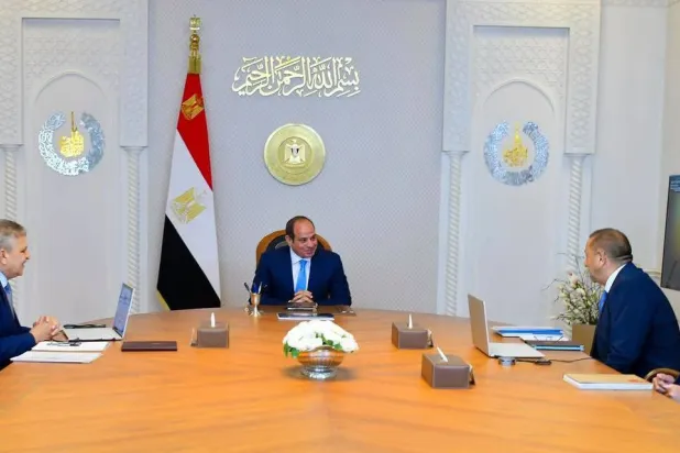 الرئيس المصري عبد الفتاح السيسي يلتقي رئيس هيئة قناة السويس الفريق أسامة ربيع الأحد (الرئاسة) 