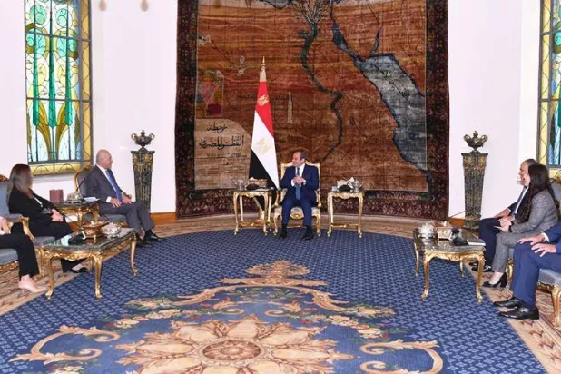 الرئيس المصري عبد الفتاح السيسي خلال لقائه المفوض السامي للأمم المتحدة لشؤون اللاجئين نهاية الأسبوع الماضي (الرئاسة المصرية)