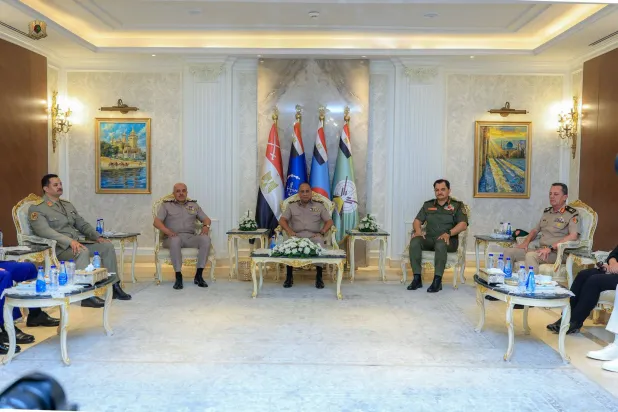 وزير الدفاع المصري الفريق أشرف زاهر ورئيس الأركان الفريق أحمد خليفة يتوسطان صدام وخالد حفتر (المتحدث الرسمي العسكري المصري)