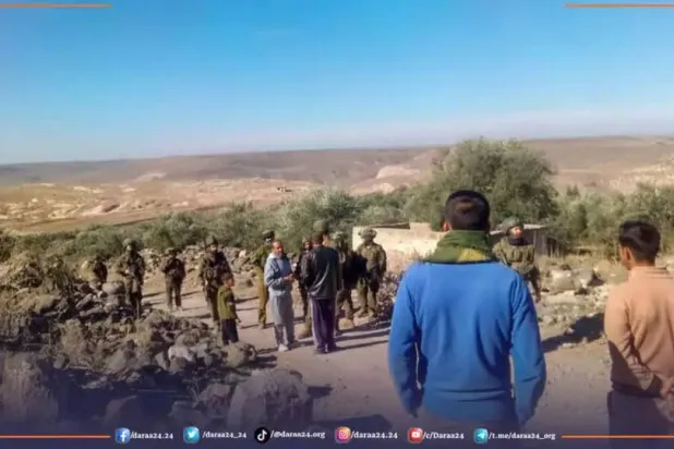 أهالي قرية عابدين في حوض اليرموك بريف درعا الغربي يمنعون الجنود الإسرائيليين من دخول القرية 16 ديسمبر 2024 (درعا 24)
