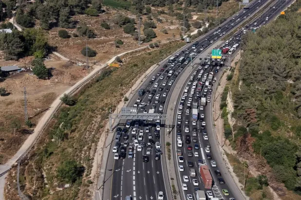Kudüs-Tel Aviv yolu üzerinde seyreden bir araç konvoyunun havadan çekilmiş görüntüsü (Reuters)